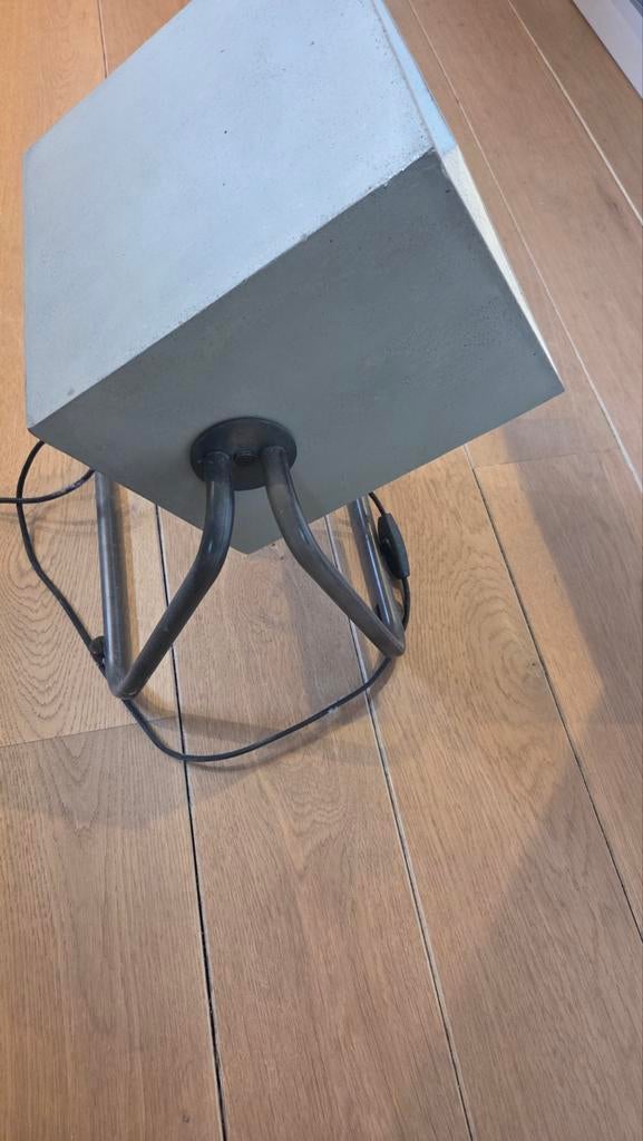 Zuiver Beton vloer/muur lamp - Industriële Stijl, Overige materialen, Industrieel, Modern, Ophalen of Verzenden, Zo goed als nieuw