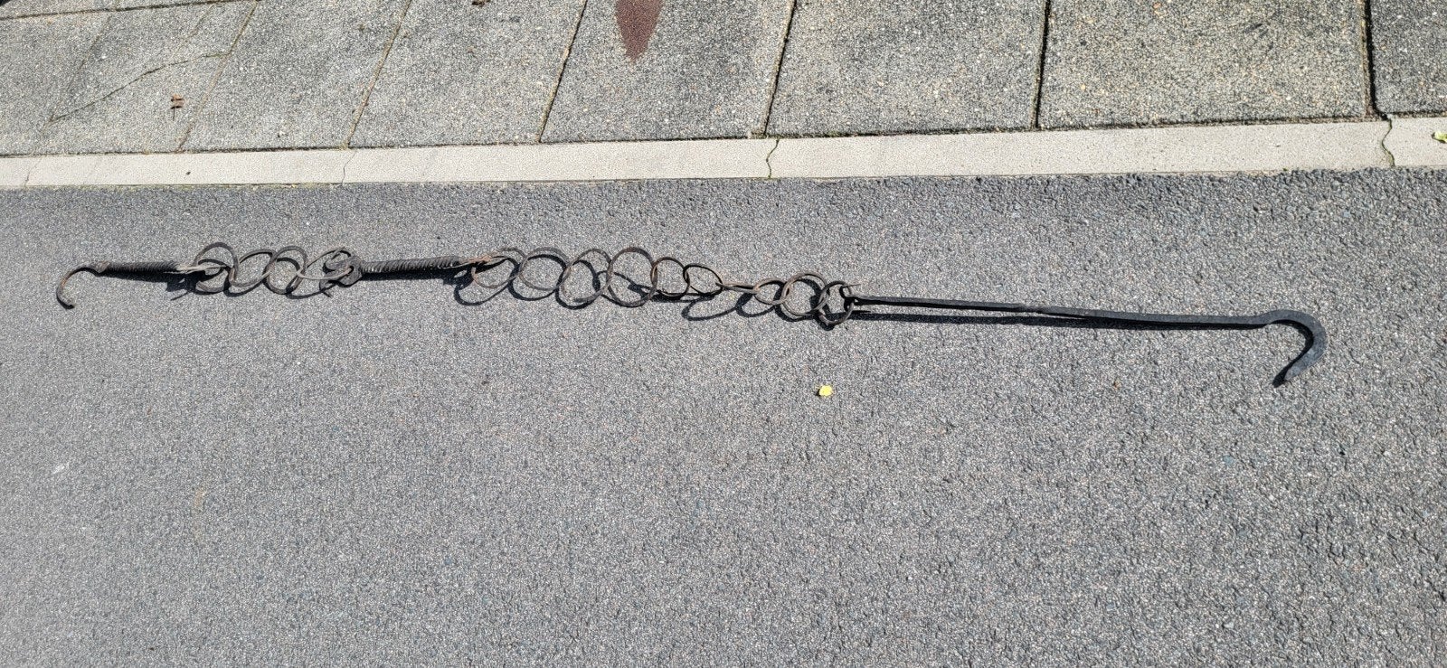 Oude ketting voor ketel boven vuur in haard, Ophalen