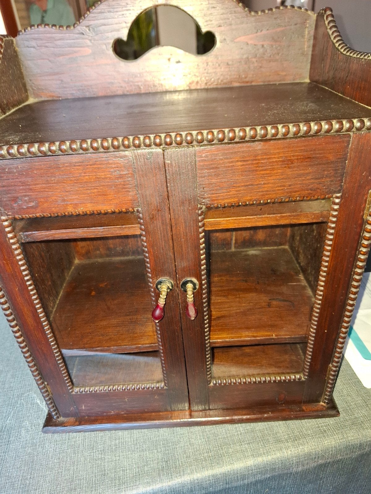 Antiek houten wandkastje met glazen deurtjes, Antiek en Kunst, Ophalen