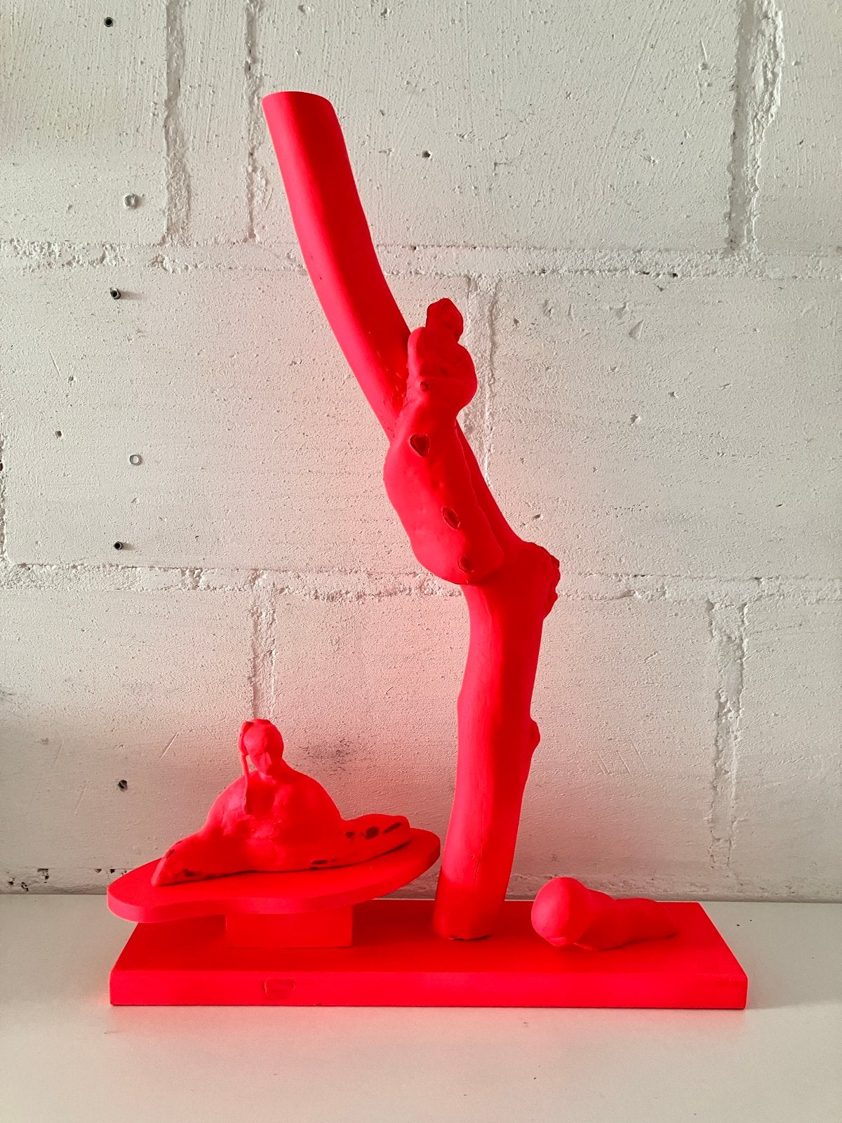 Abstracte sculptuur van hout en klei in neonrood, Ophalen, Rood, Handgemaakt, Beeld