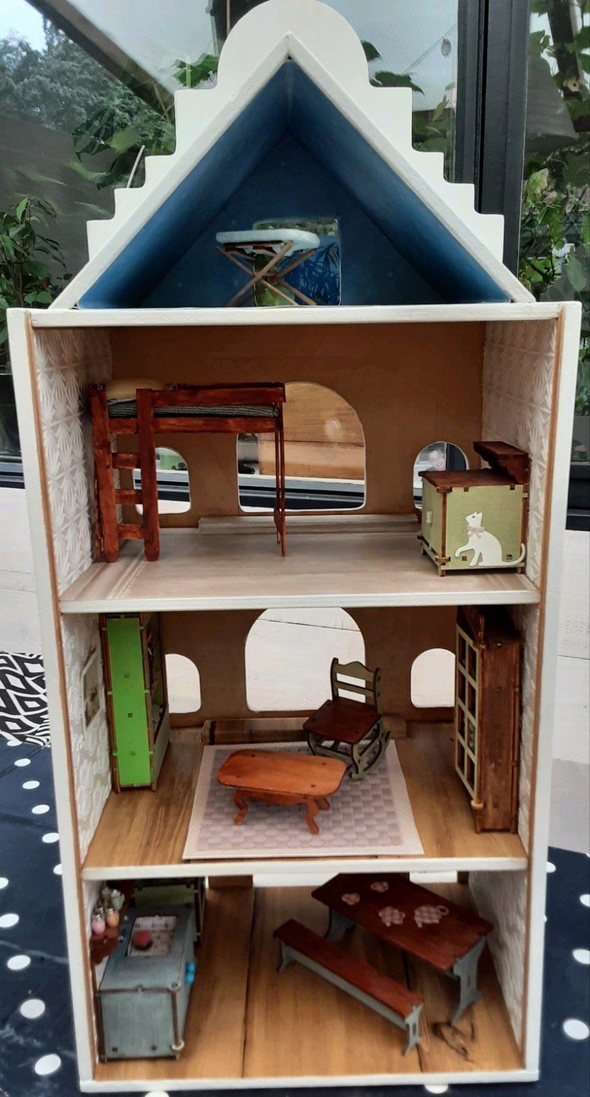 Schattig smal wit houten poppen-pak-huis met houten meubels, Ophalen of Verzenden, Nieuw, Poppenhuis
