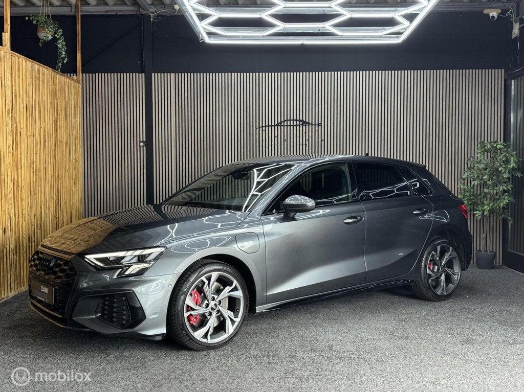 Audi A3 Sportback 45 TFSI e S edition Competition|Matrix Led, Auto's, Audi, Stof, Gebruikt, Zwart, 4 cilinders
