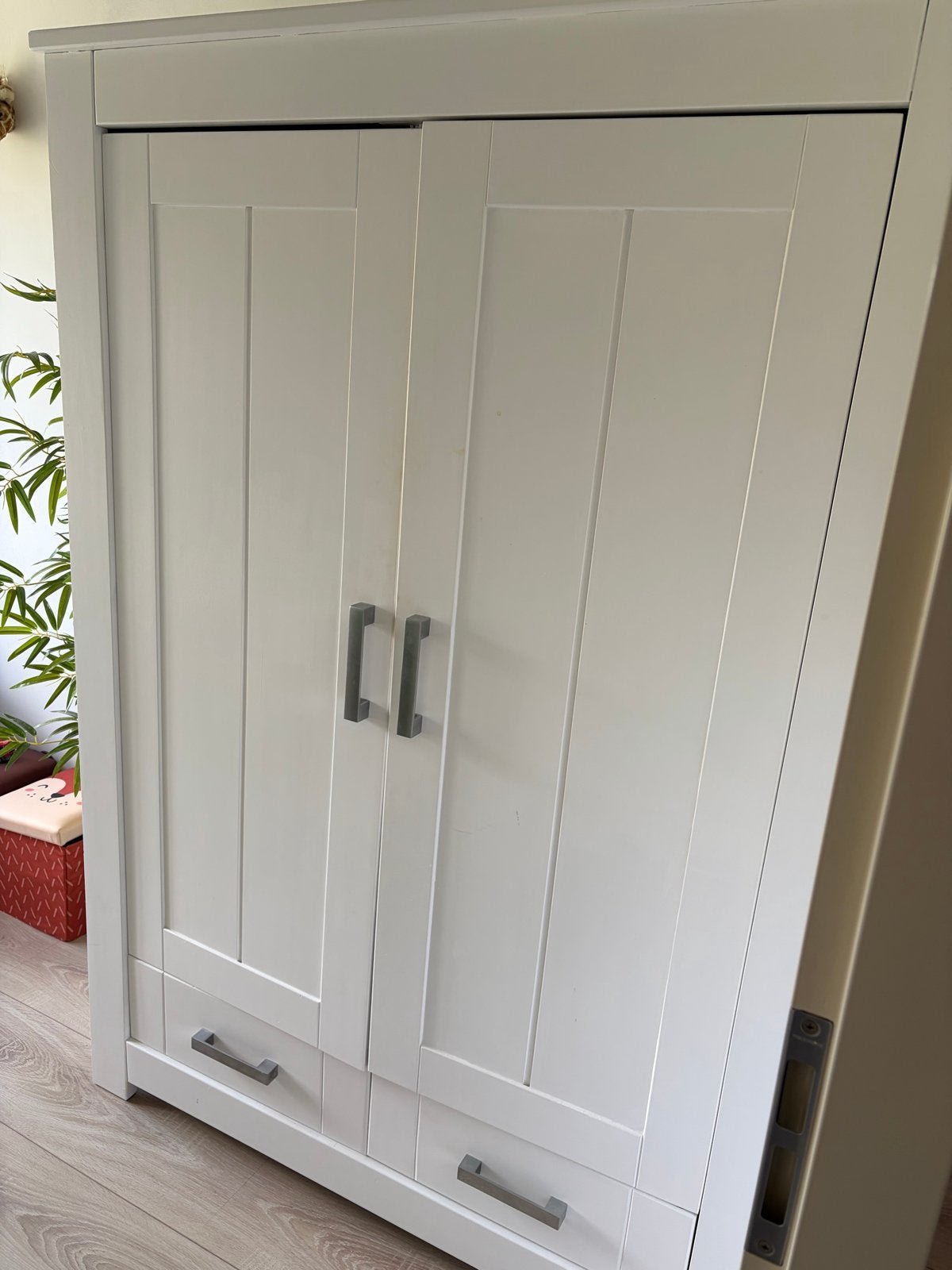 Witte houten kast met planken en hangruimte, Ophalen, Gebruikt, 100 tot 150 cm, Met lade(s)