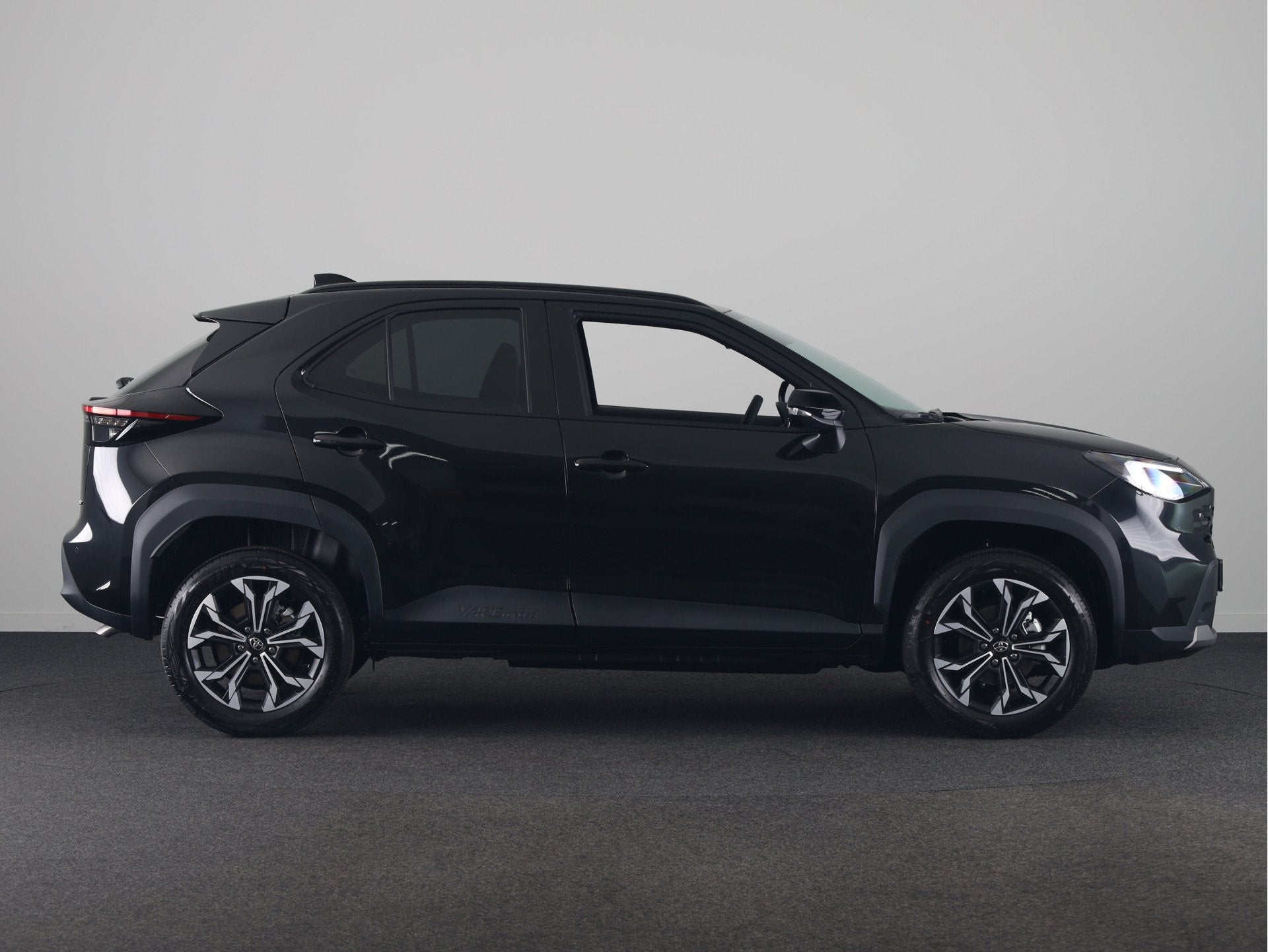 Toyota Yaris Cross 1.5 Hybrid 130 First Edition *NIEUW* | Di, Auto's, Zwart, Adaptive Cruise Control, 1490 cc, Nieuw