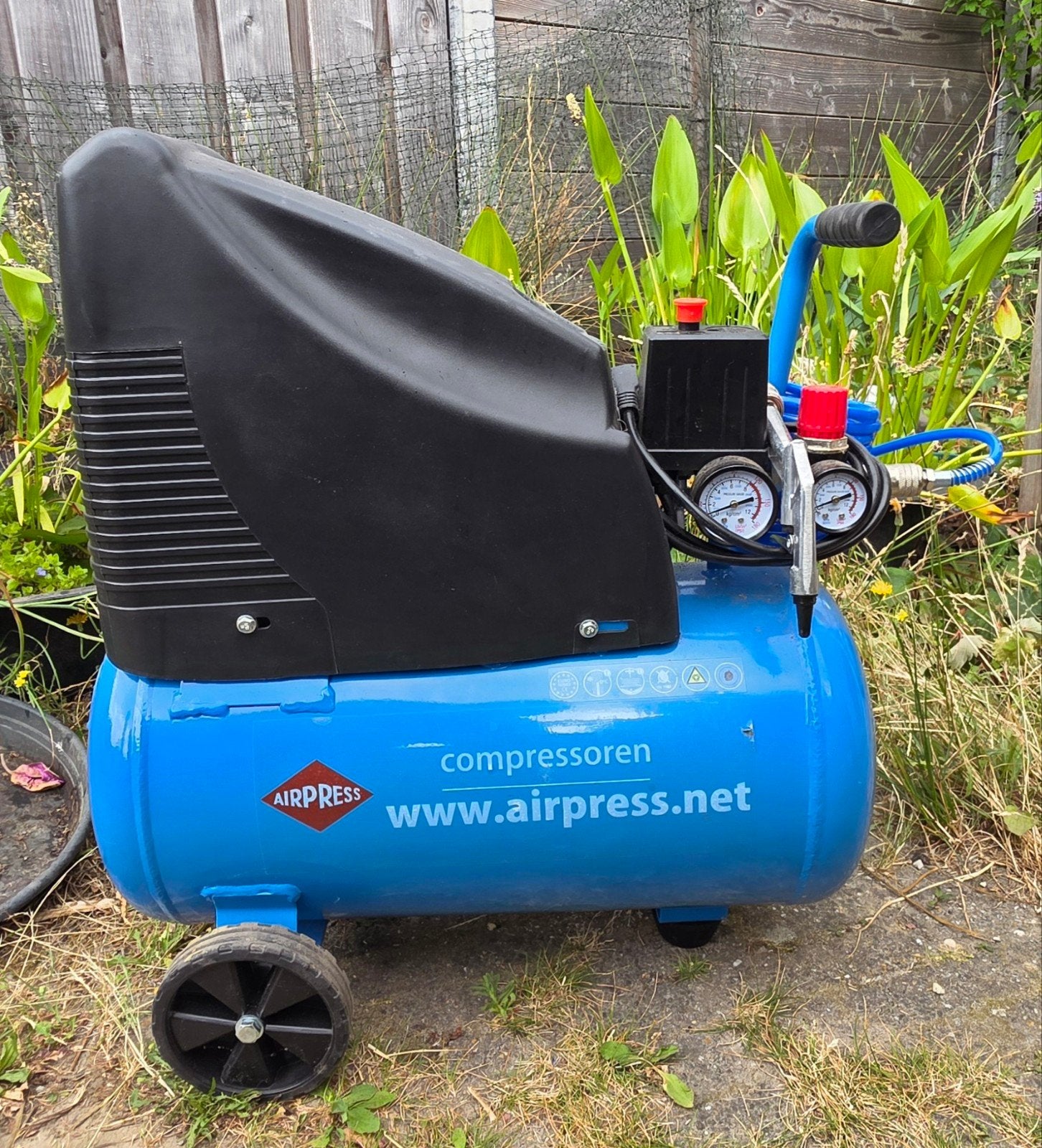 Airpress compressor met slang en blaaspistool, Ophalen, 6 tot 10 bar, Zo goed als nieuw, Minder dan 200 liter/min
