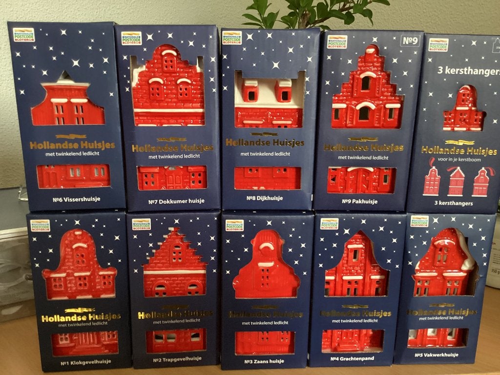 Complete nieuwe set Postcodeloterij huisjes en kersthangers, Verzamelen, Verzenden