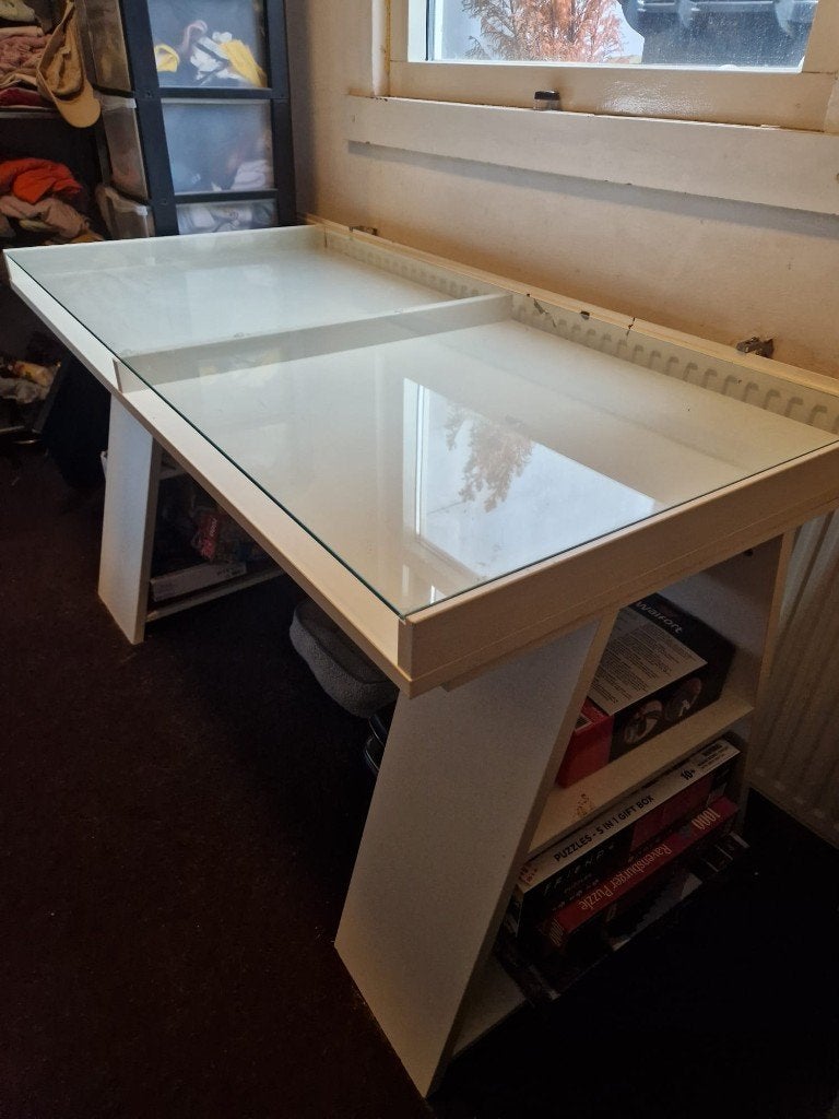 IKEA bureau met glazen blad en opbergruimte – 140x70 cm, Ophalen, Zo goed als nieuw, 70 cm, Demontabel