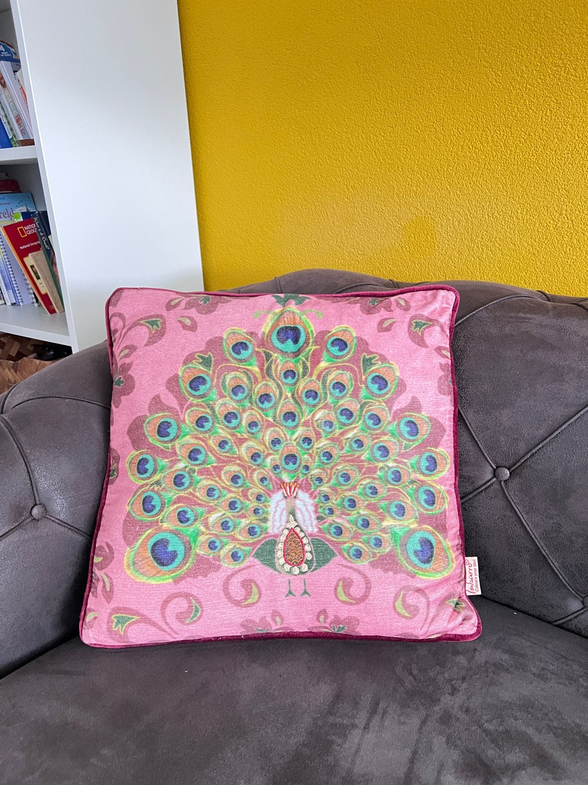 Imbarro Sierkussen Roze met Pauwenprint, Huis en Inrichting, Woonaccessoires | Kussens, Inclusief binnenkussen, Vierkant, Ophalen of Verzenden