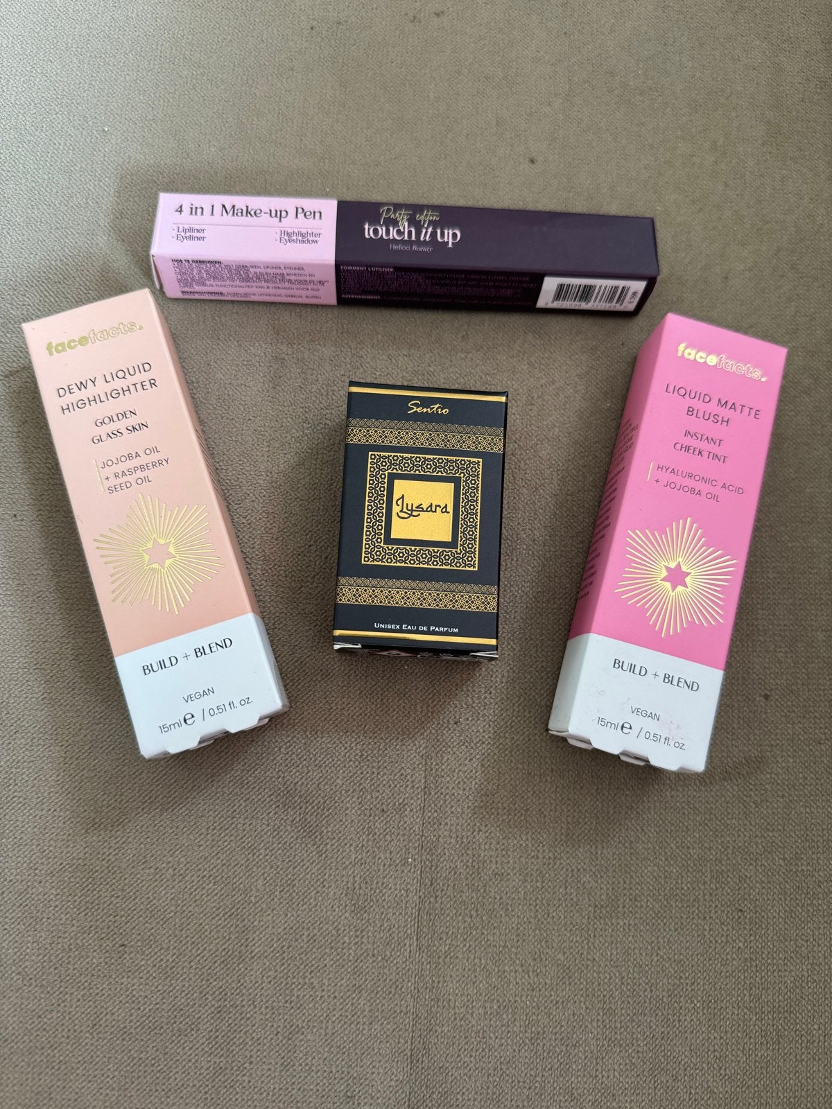 Make-up set: Highlighter, Blush, Make-up Pen & Parfum
