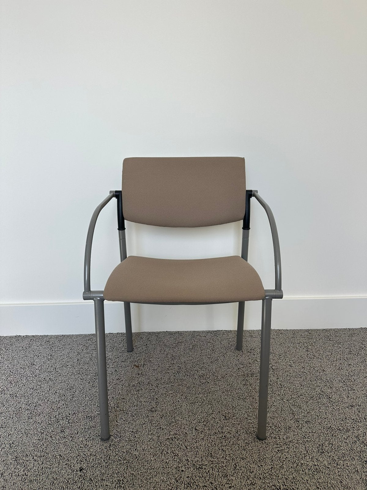 Eromes stapelbare stoelen | stof/ ijzer | 4x beschikbaar, Huis en Inrichting, Ophalen, Gebruikt, Bruin, Metaal