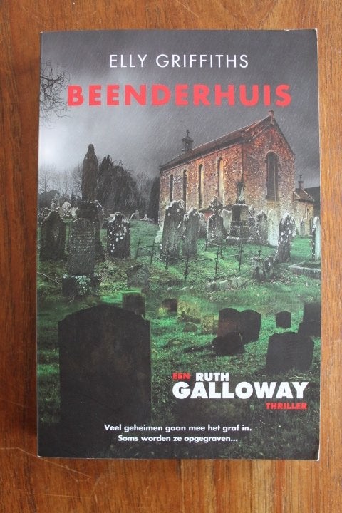 Elly Griffiths - Beenderhuis (Ruth Galloway), Boeken, Ophalen of Verzenden, Gelezen, Europa overig