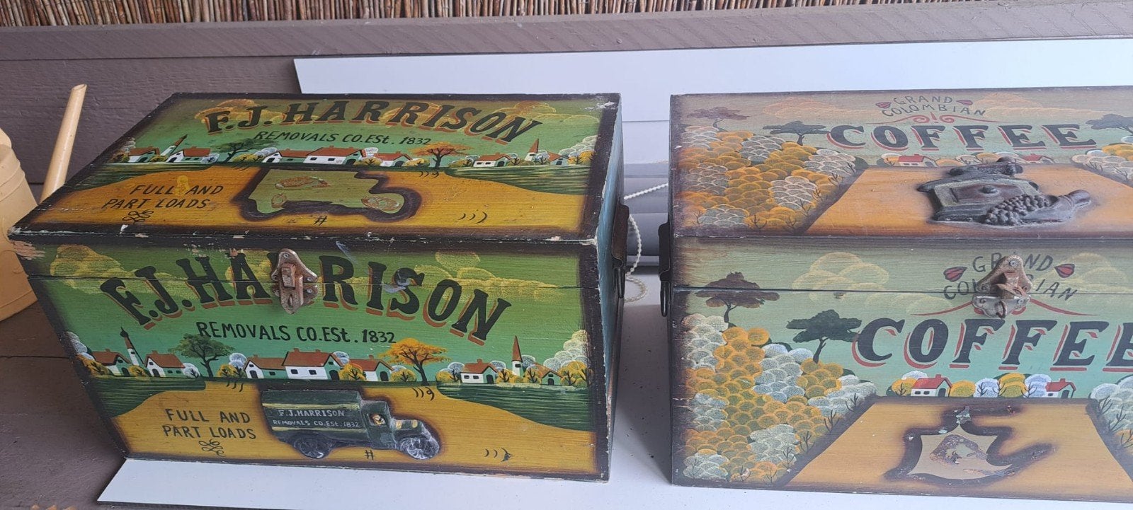 2 decoratieve kisten - F.J. Harrison & Coffee, Ophalen, Minder dan 50 cm, Gebruikt, Minder dan 50 cm