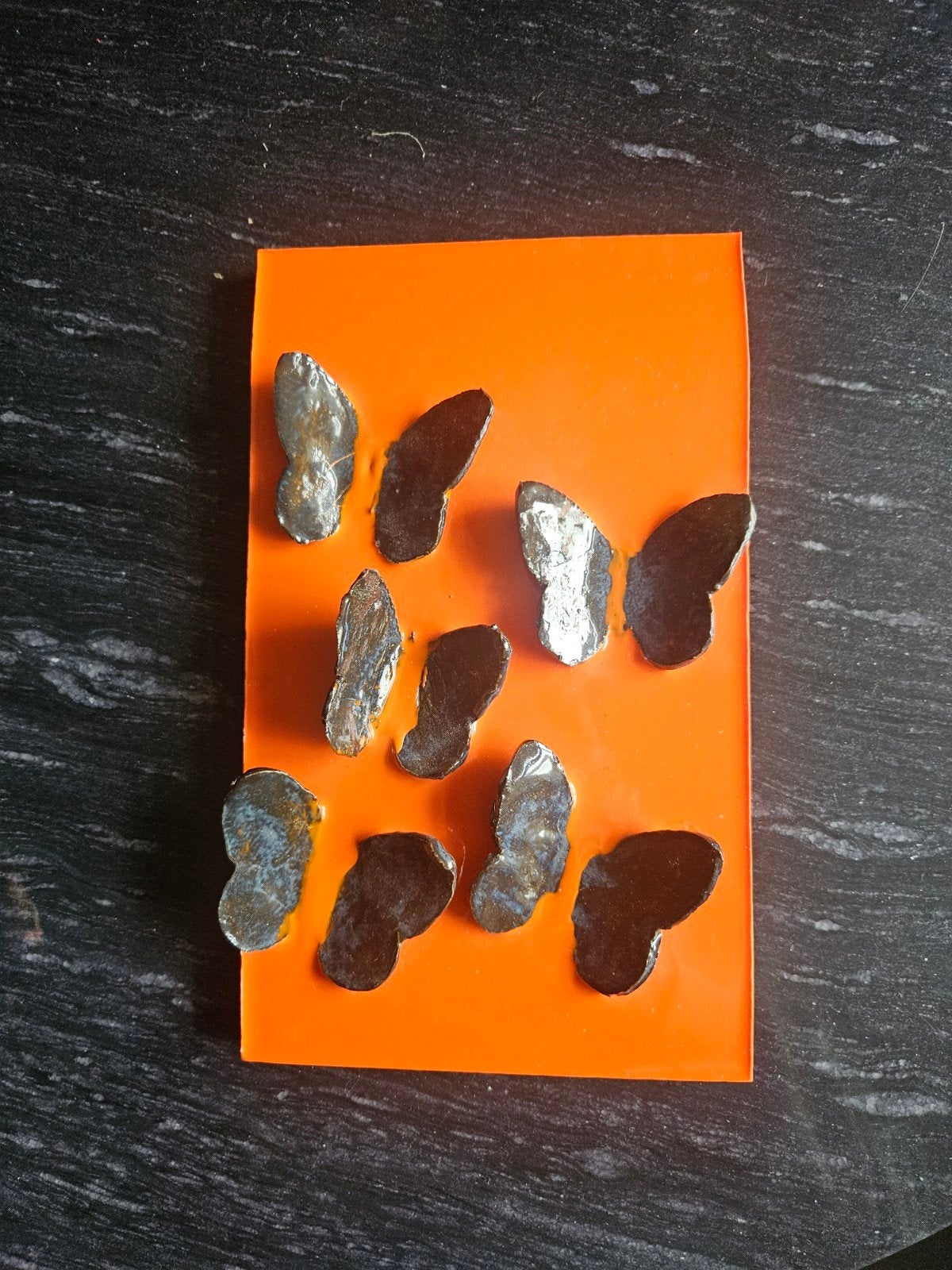 Uniek handgemaakt vlinderkunstwerk op oranje paneel, Oranje, Ophalen of Verzenden, Metaal, Handgemaakt