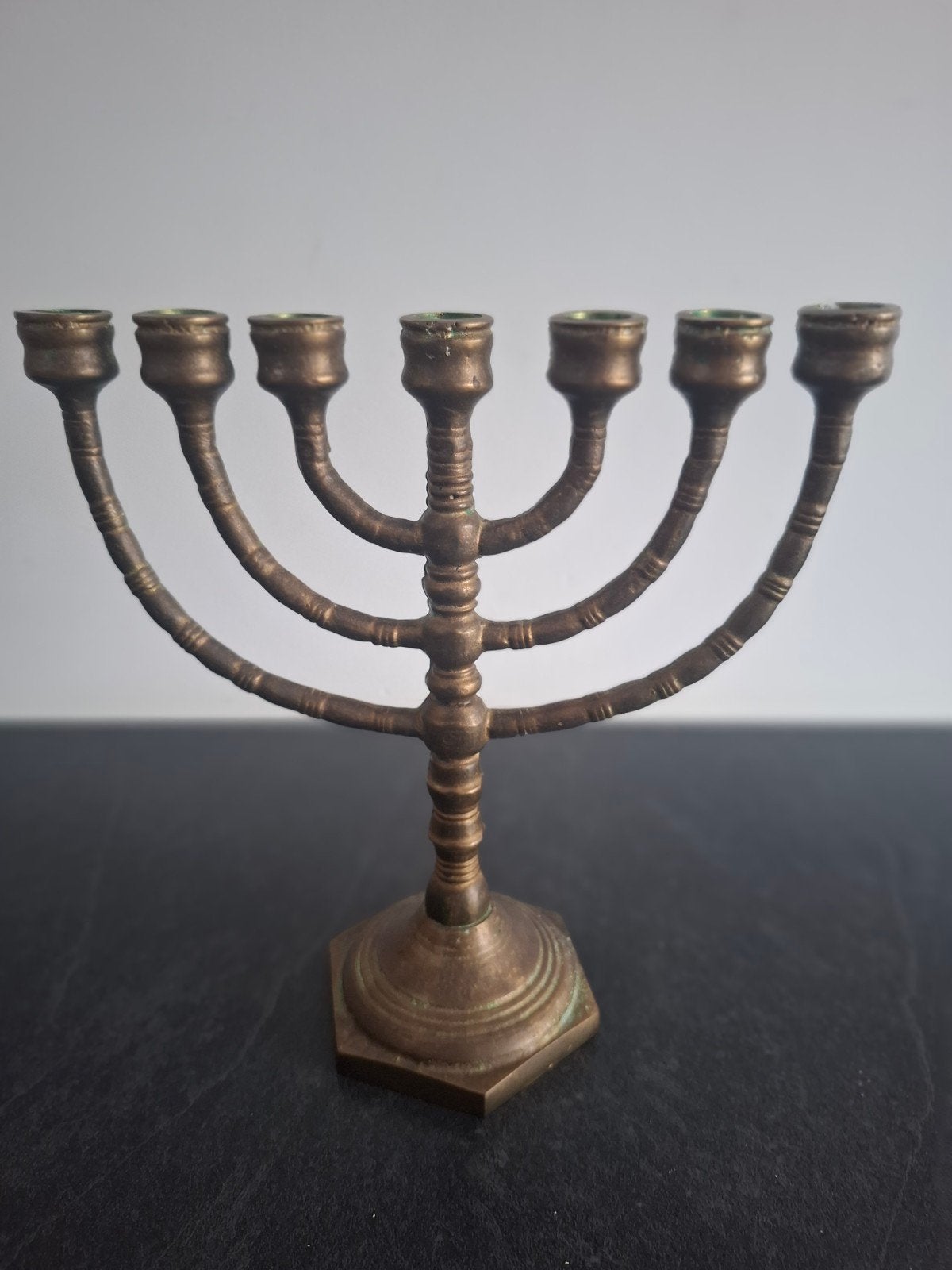 Fraaie Klassieke Menora - 22.5 cm hoog, Antiek en Kunst, Ophalen of Verzenden, Koper of Brons