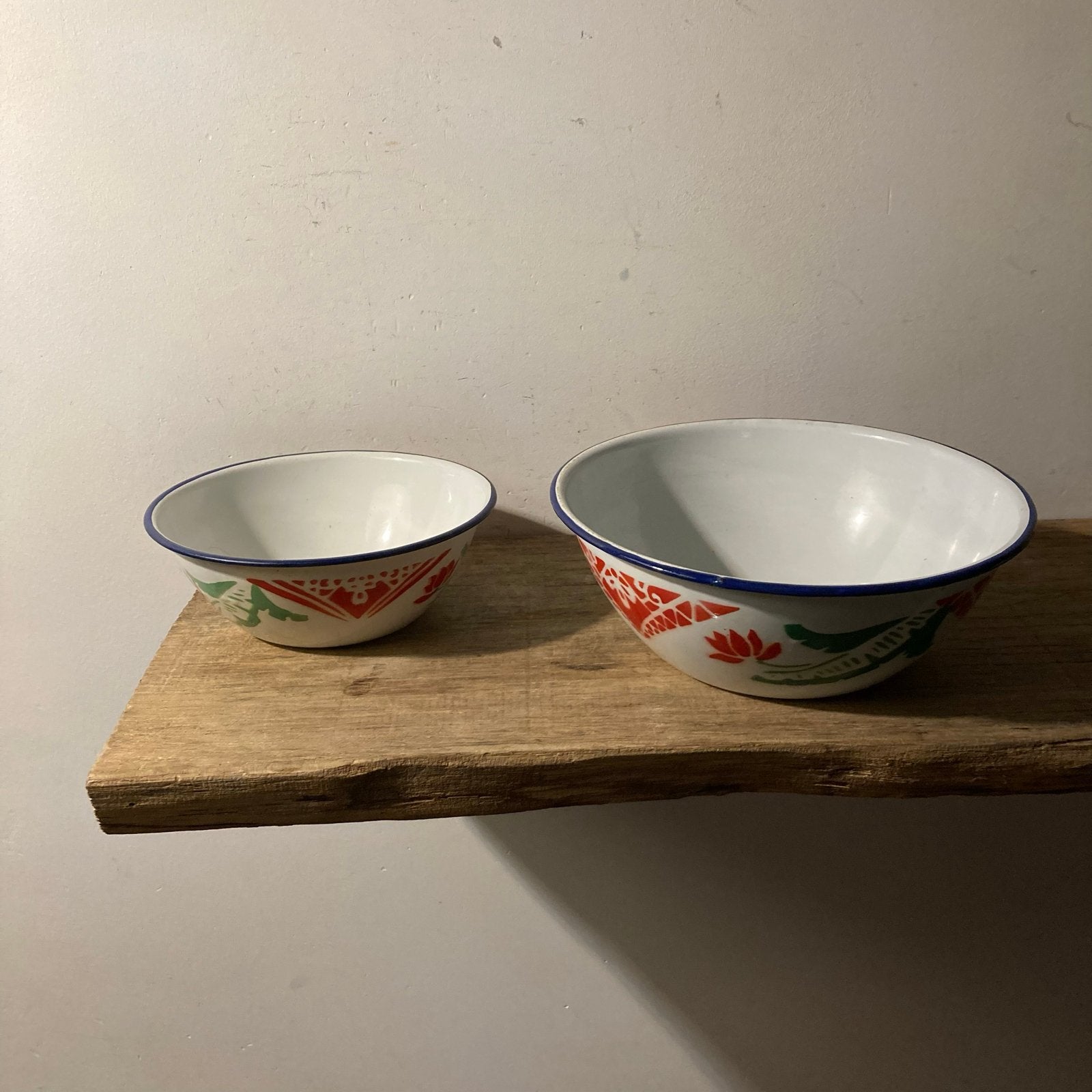 Set van 2 Chinese emaille kommen met bloemmotief, Antiek en Kunst, Ophalen of Verzenden