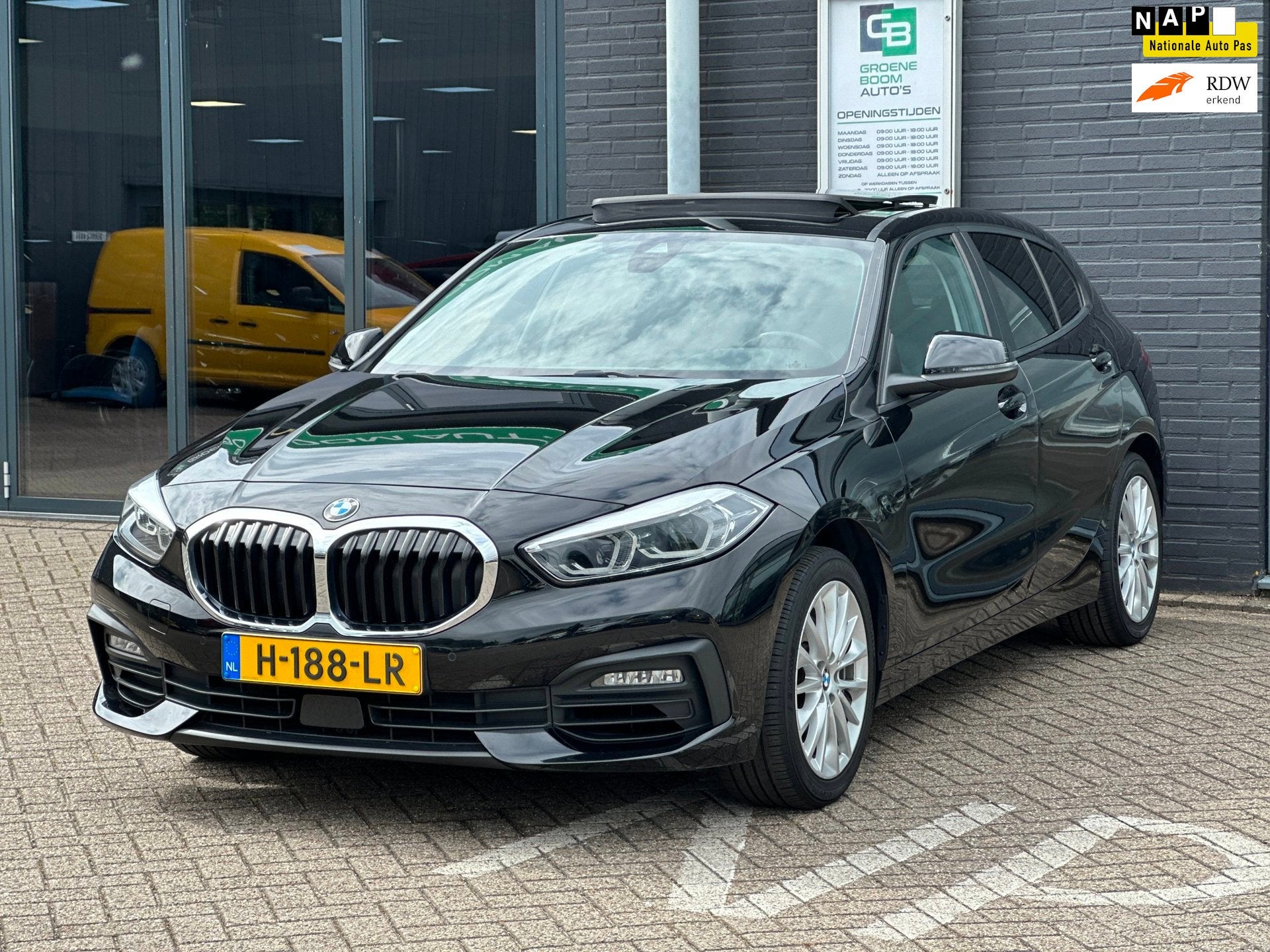 BMW 1-serie 118i Executive Edition/PANO-DAK/NAVI/CARPLAY/LED, Auto's, Stof, Gebruikt, Automatische klimaatregeling, Zwart