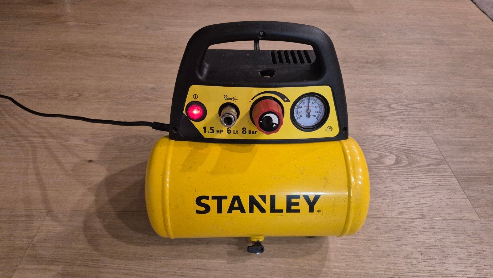 Stanley Luchtcompressor 1.5 HP 6 Liter 8 Bar, Doe-het-zelf en Verbouw, Ophalen, Gebruikt, 6 tot 10 bar, Minder dan 200 liter/min