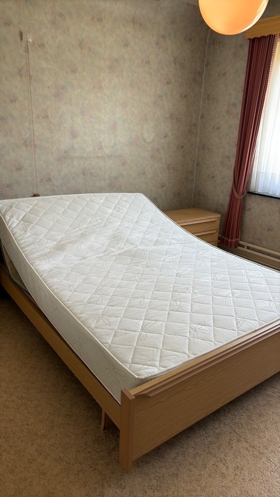 Bed 1,40 m, 2 nachtkastjes, commode kast en spiegel, Ophalen, Gebruikt, Tweepersoons
