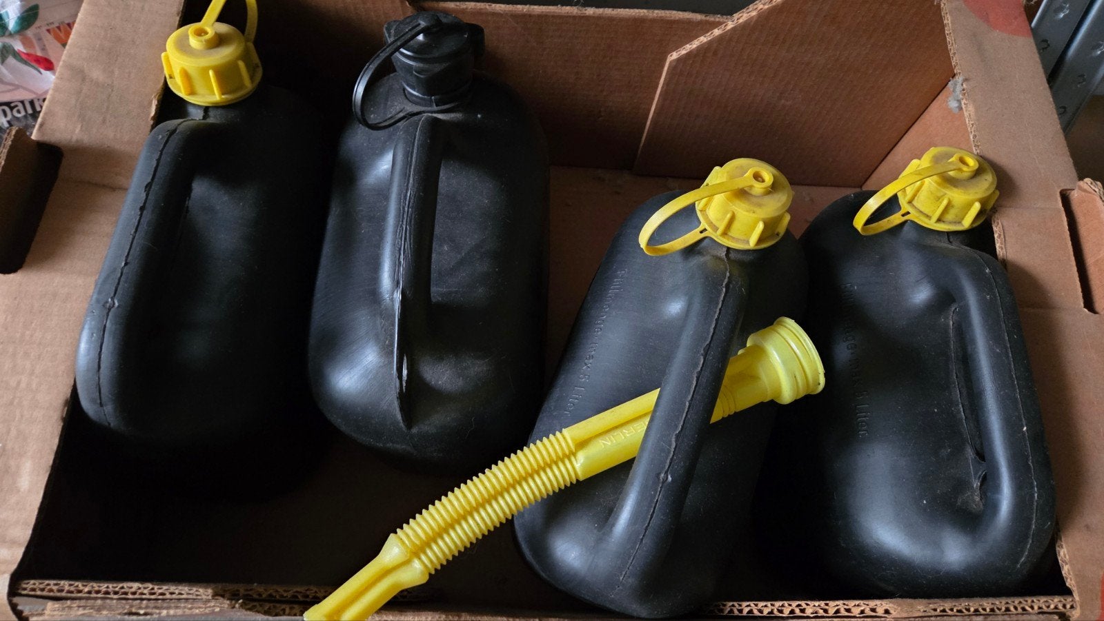 Set van 4 zwarte jerrycans met gele doppen, Ophalen of Verzenden
