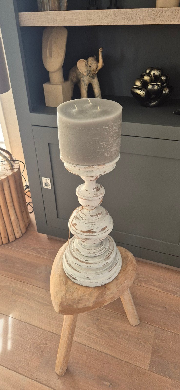 Grote houten kandelaar met kaars - Brocante stijl, Gebruikt, Wit, Ophalen of Verzenden, Overig