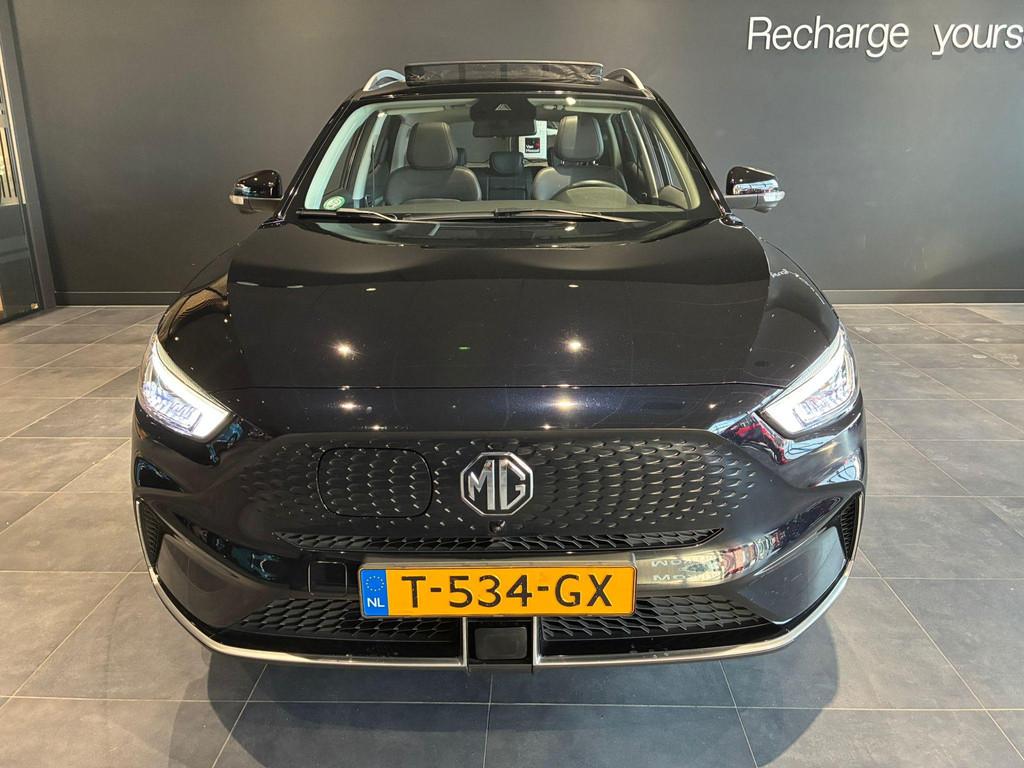 MG ZS EV Long Range Luxury 70 kWh Trekhaak | ALL Season band, Auto's, MG, 12 maanden, Gebruikt, ZS, Zwart