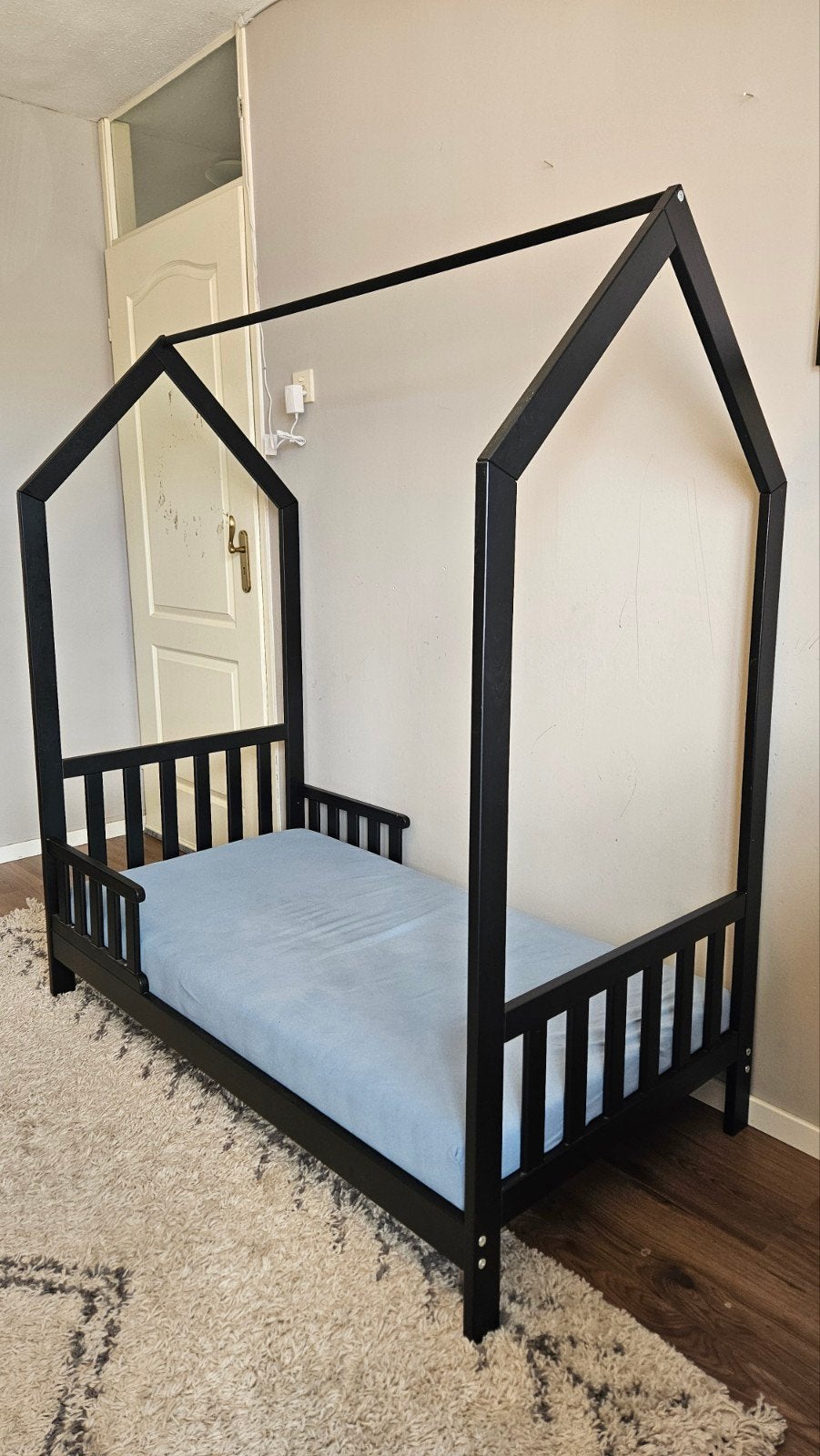Peuterbed huisje mat zwart 70x140 incl. matras, Ophalen, 140 tot 160 cm, 70 tot 85 cm, Lattenbodem
