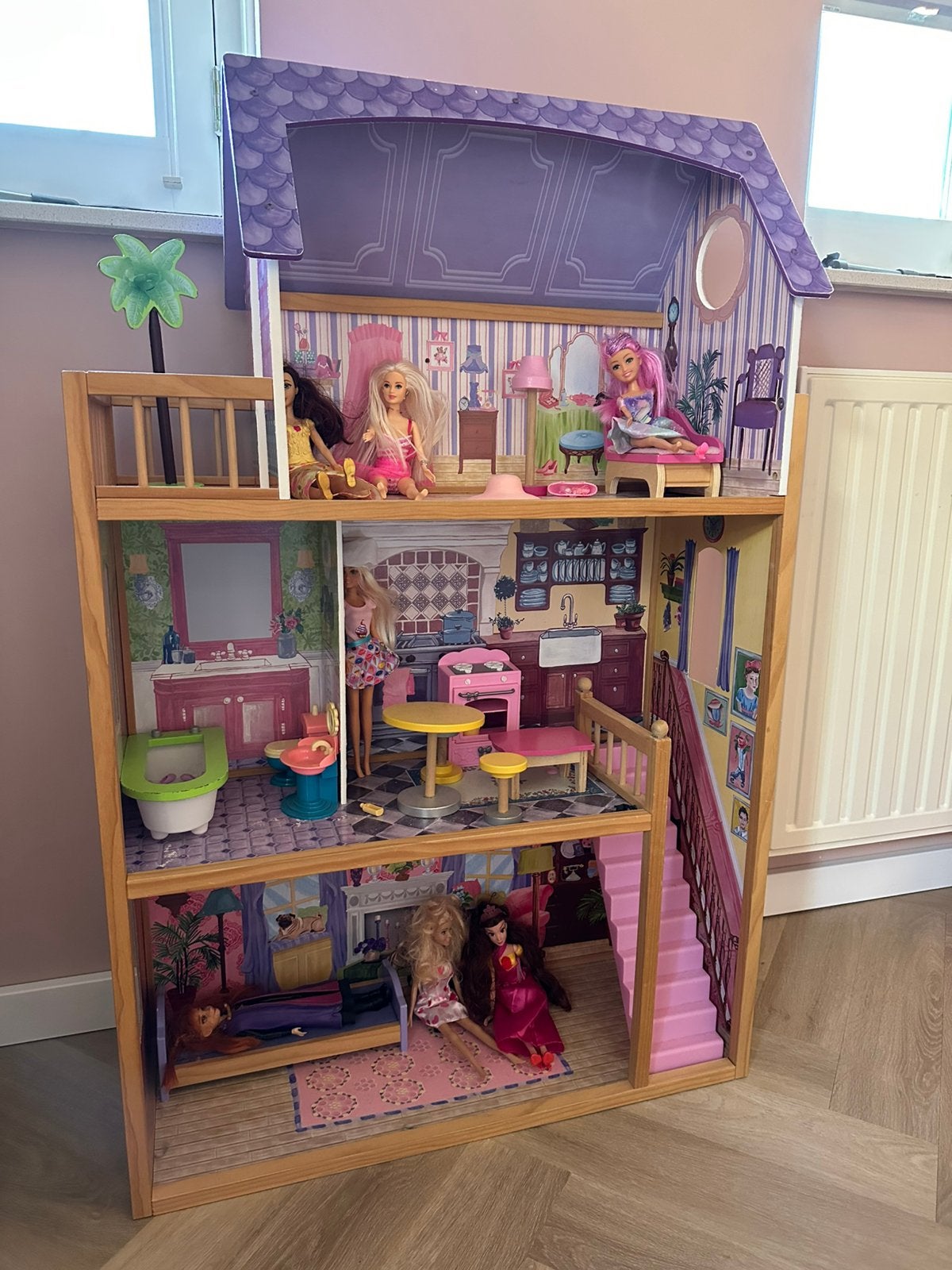 XL Poppenhuis met Barbie poppen - Zo goed als nieuw, Kinderen en Baby's, Speelgoed | Poppenhuizen, Ophalen, Zo goed als nieuw