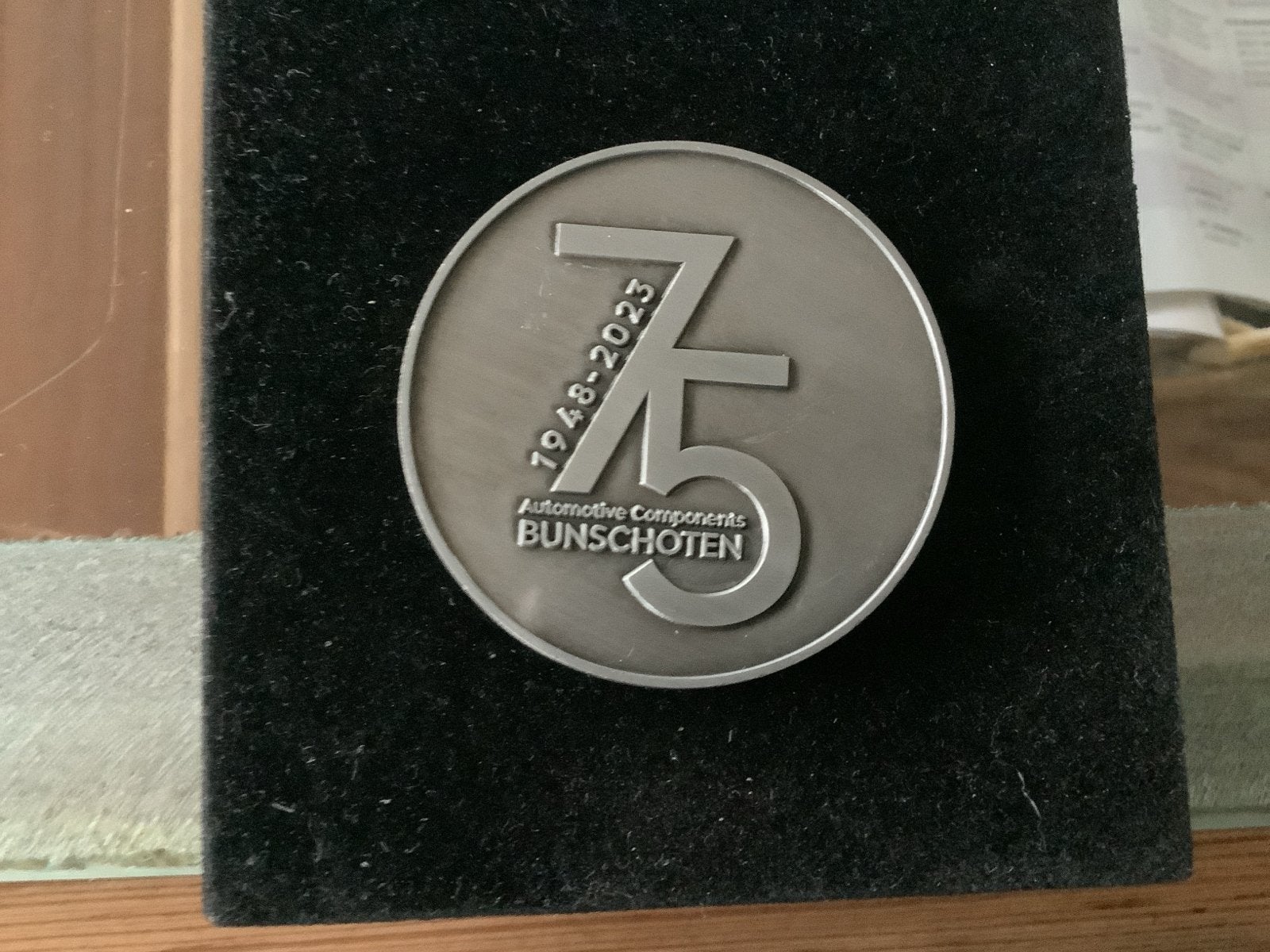 Jubileummunt 75 jaar Automotive Components Bunschoten, Postzegels en Munten, Ophalen of Verzenden, Overige materialen, Nederland