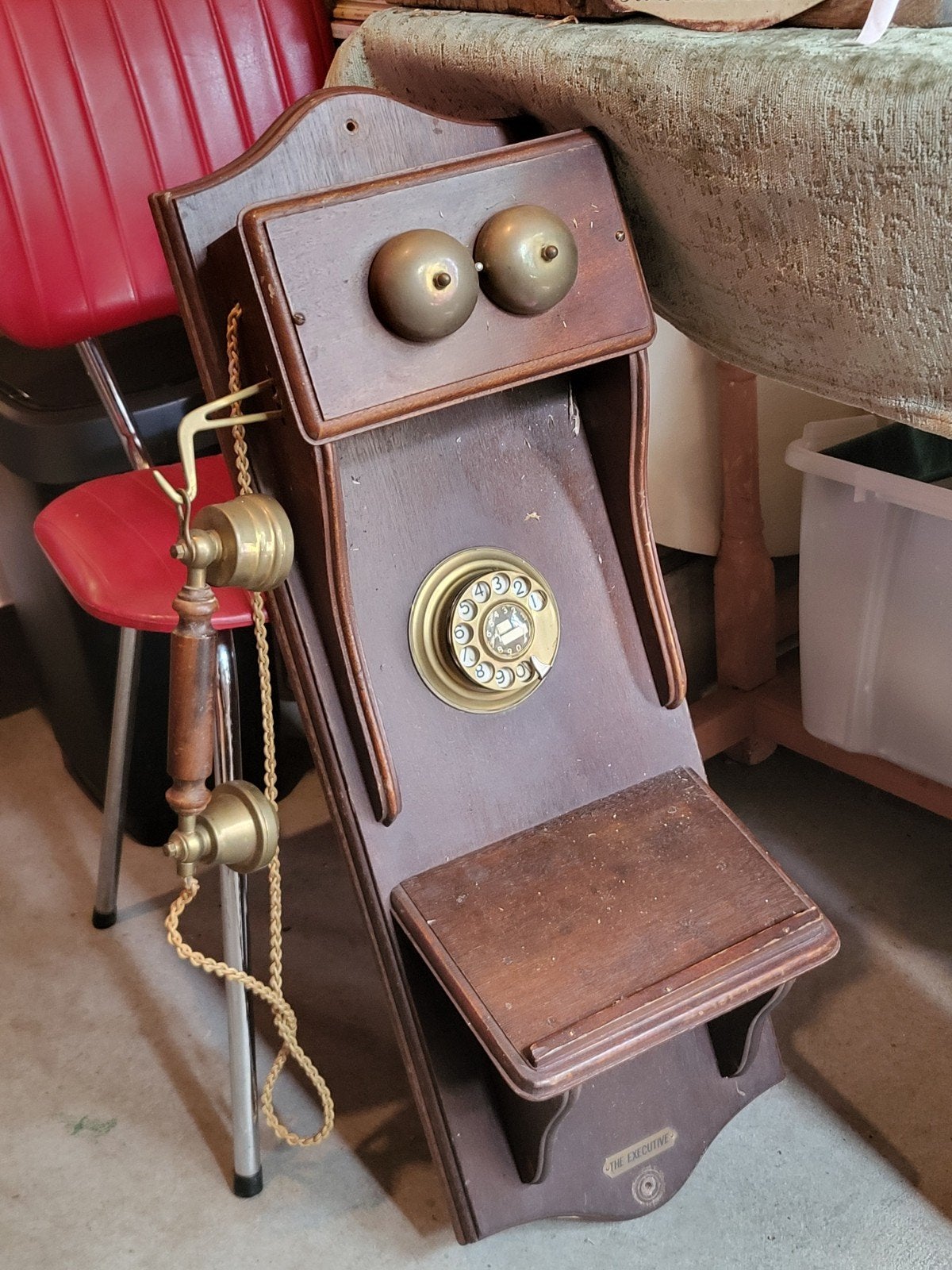 Antieke wandtelefoon met draaischijf en bellen, Ophalen