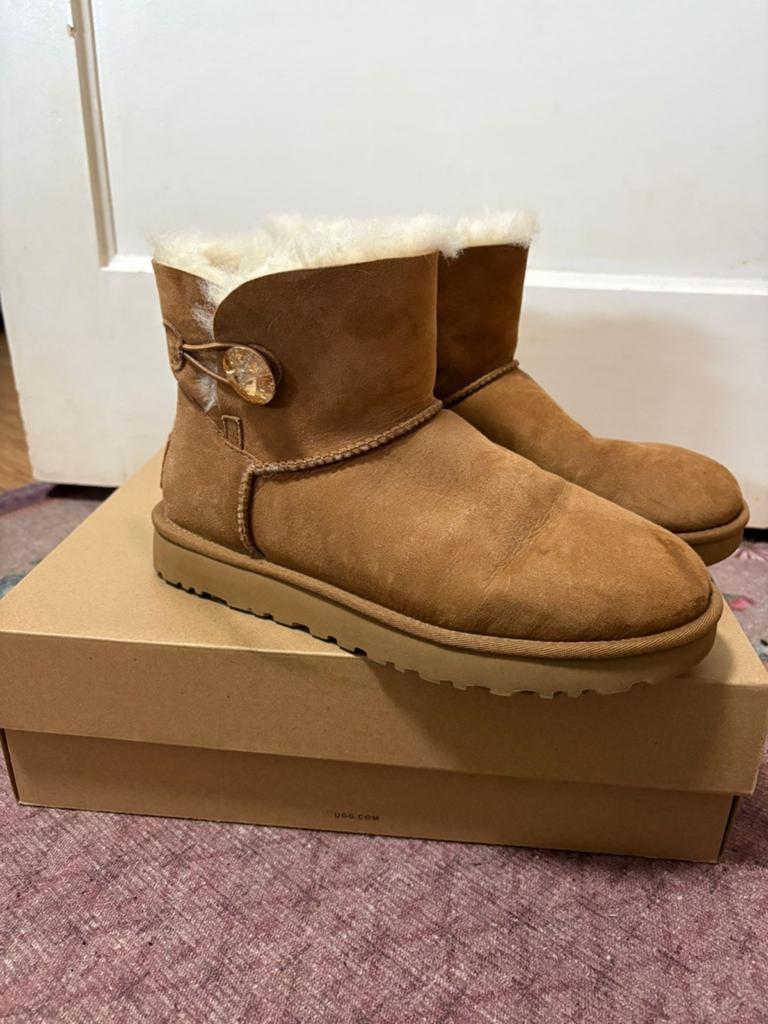 Super leuke UGG Mini Bailey Button Bling, Kleding | Dames, Schoenen, Ophalen of Verzenden, Bruin