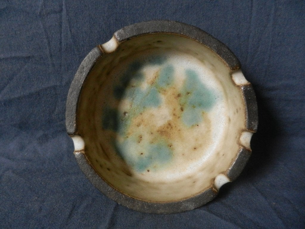 Polychroom aardewerk asbak decor, Hannie Mein d. 12,8 cm., Antiek en Kunst, Antiek | Keramiek en Aardewerk, Ophalen of Verzenden