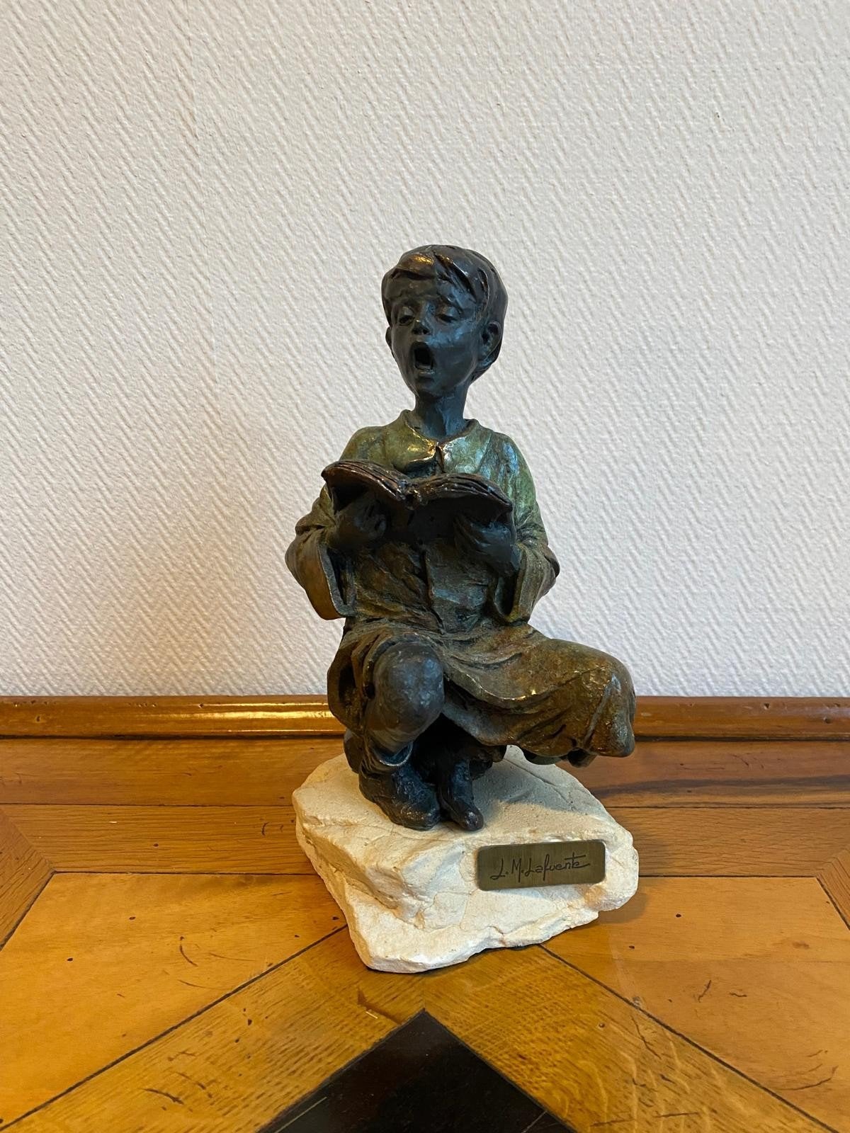 Zingende koorknaap  met certificaat., Antiek en Kunst, Antiek | Keramiek en Aardewerk, Ophalen of Verzenden