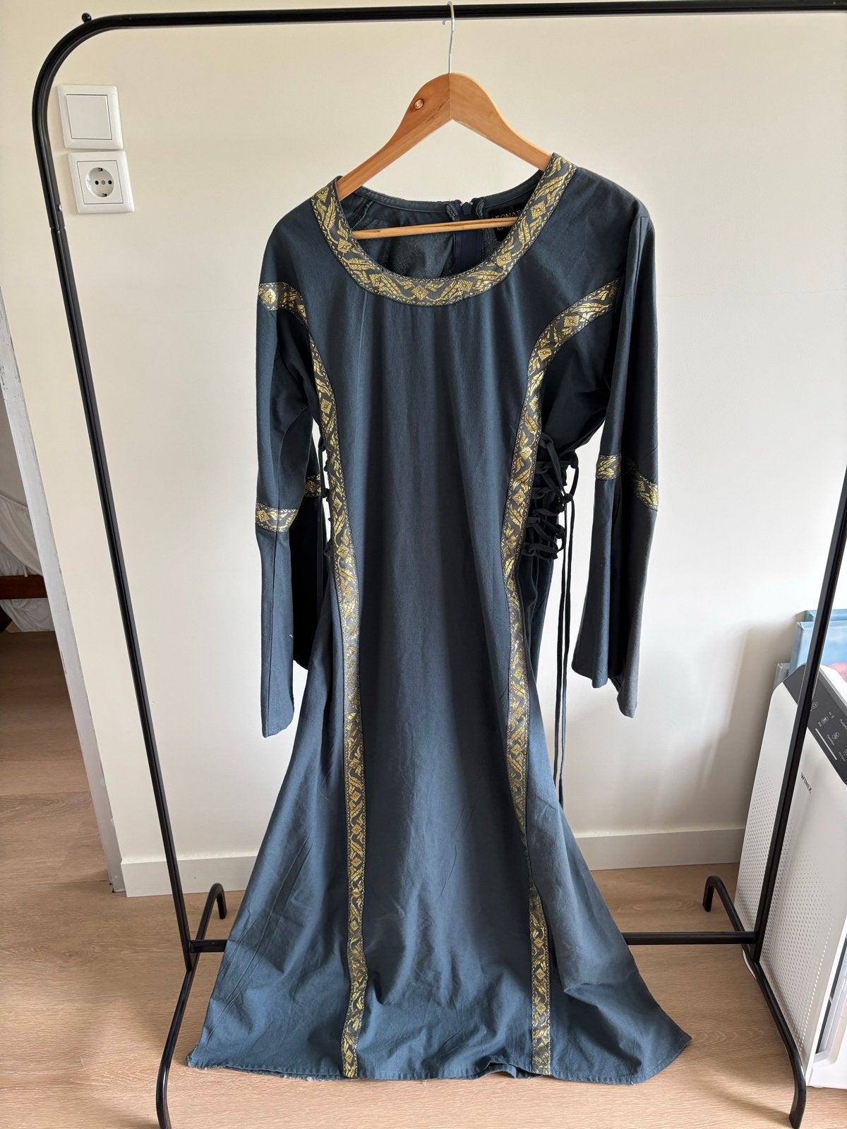 Middeleeuwse jurk met gouden borduursels, Kleding | Dames, Jurken, Zo goed als nieuw, Maat 38/40 (M), Blauw, Onder de knie, Ophalen