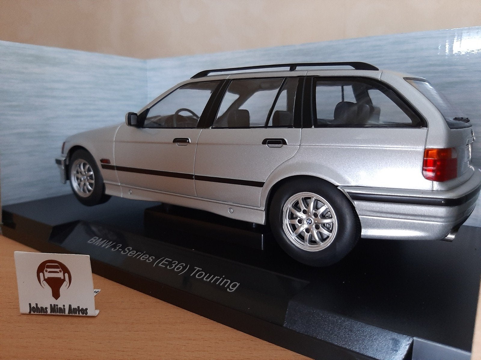 BMW 3-serie (E36) Touring in zilver metallic van MCG 1:18, Overige merken, MCG, Auto, Nieuw