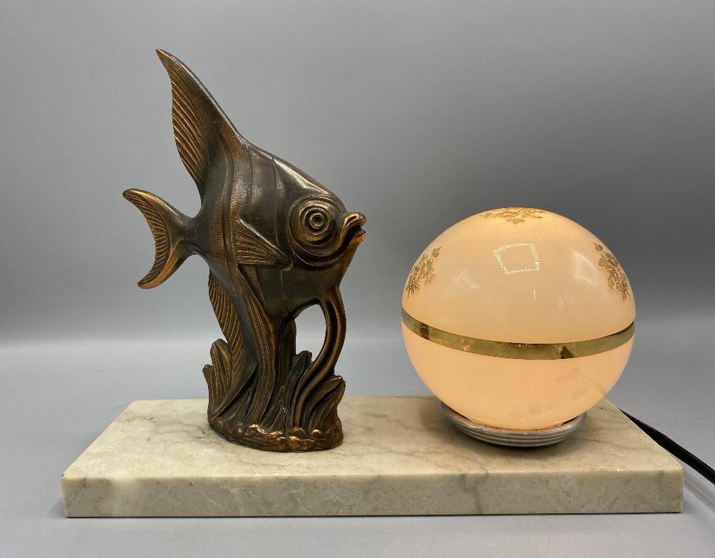 Vintage Art Deco lamp met visbeeld en glazen bol op marmer, Antiek en Kunst, Antiek | Lampen, Ophalen of Verzenden