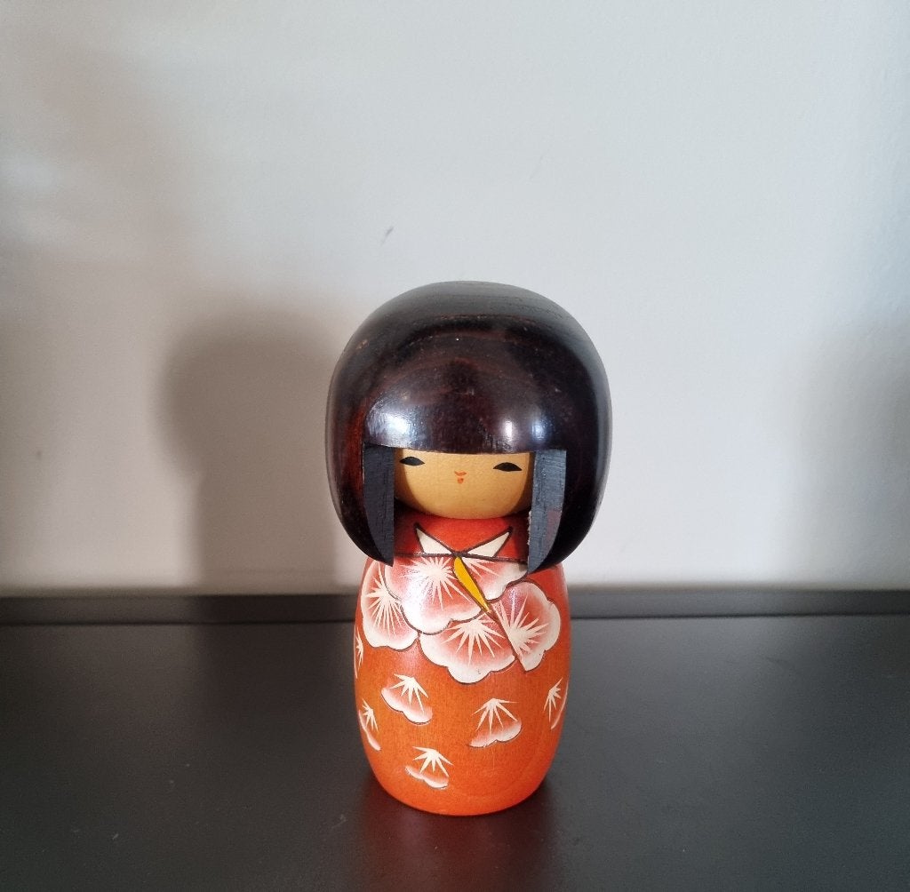 Leuke kokeshi van Usaburo, Antiek en Kunst, Kunst | Niet-Westerse kunst, Hout, 13 cm, Verzenden, Japan