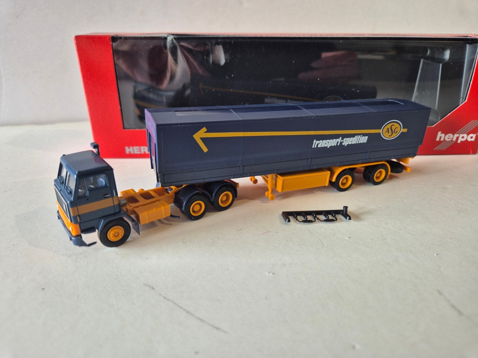 Herpa Albedo Volvo F89 ASG, Hobby en Vrije tijd, Modelauto's | 1:87, Ophalen of Verzenden, Zo goed als nieuw, Bus of Vrachtwagen