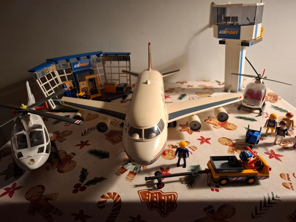 Playmobil luchthaven met groot vliegtuig, helikopters,  ect., Ophalen, Zo goed als nieuw, Overige merken