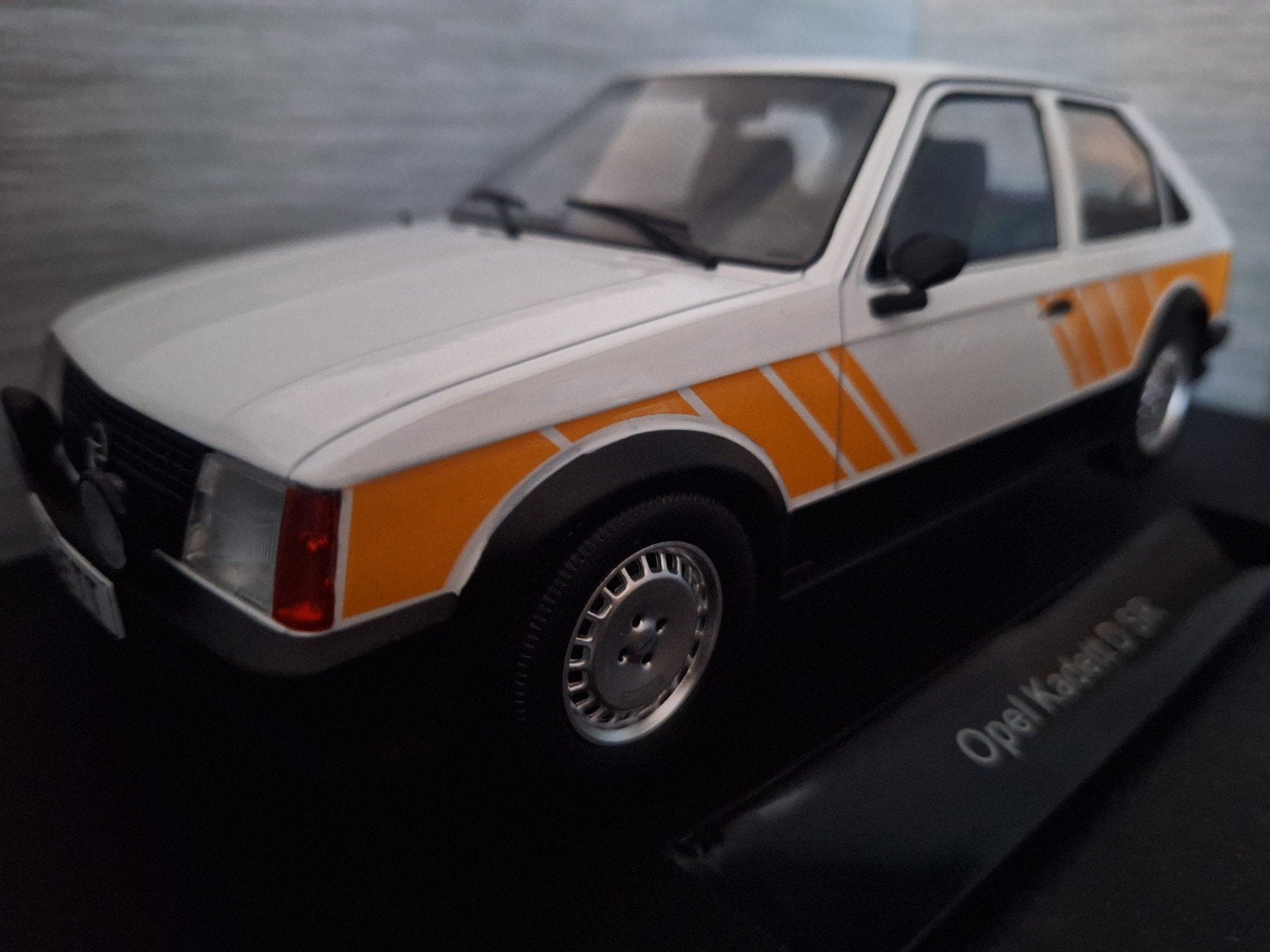 Opel Kadett D SR 1983 Schaal 1:18, Overige merken, MCG, Nieuw, Ophalen of Verzenden