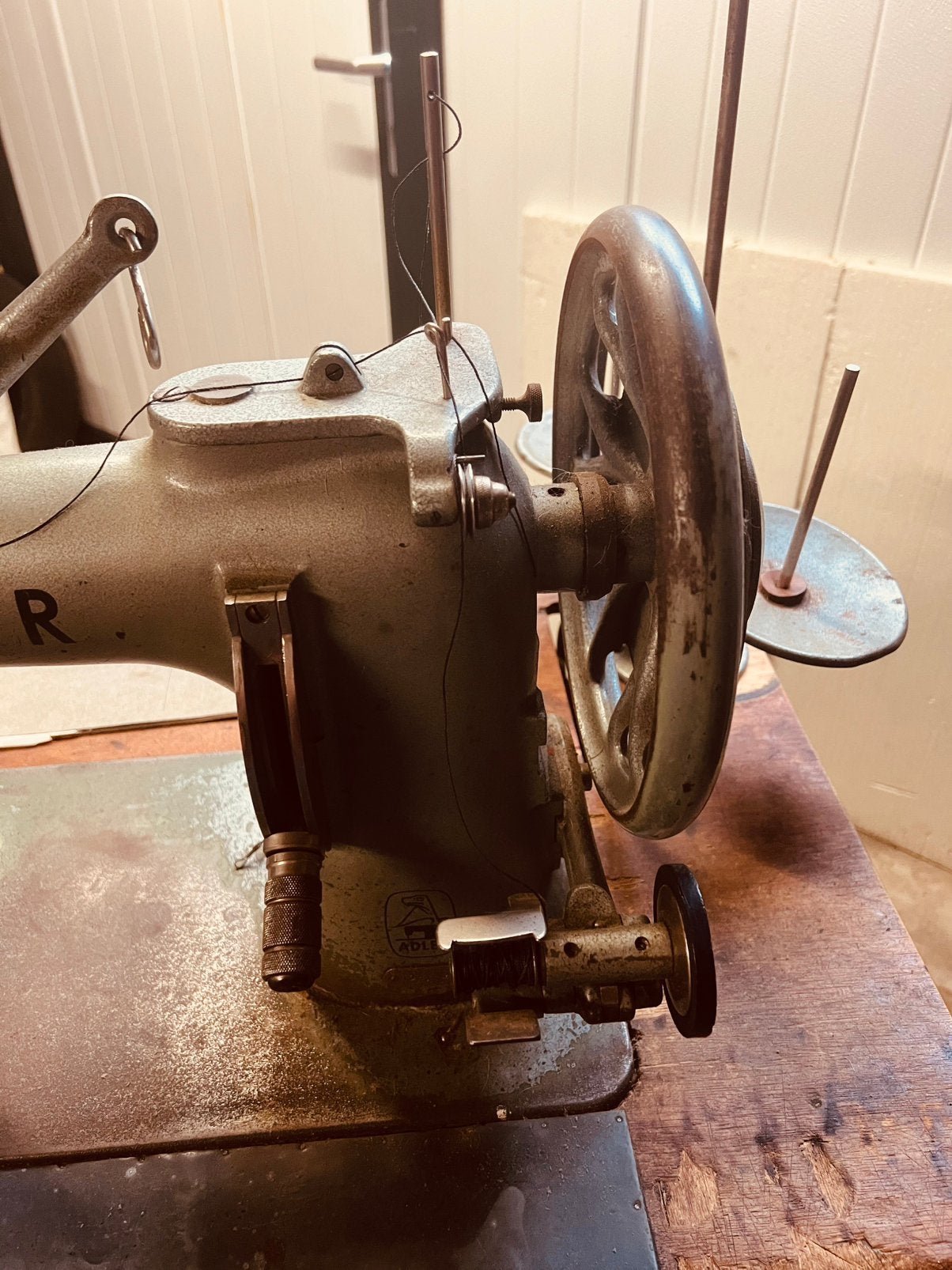 Naaimachine Adler, Ophalen