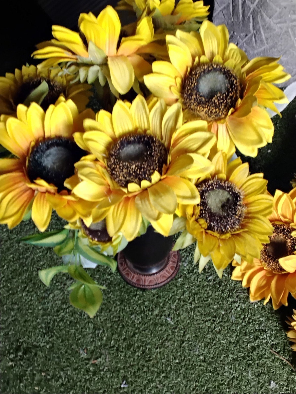 Zonnebloemen in antieke metaken vaas, Ophalen of Verzenden