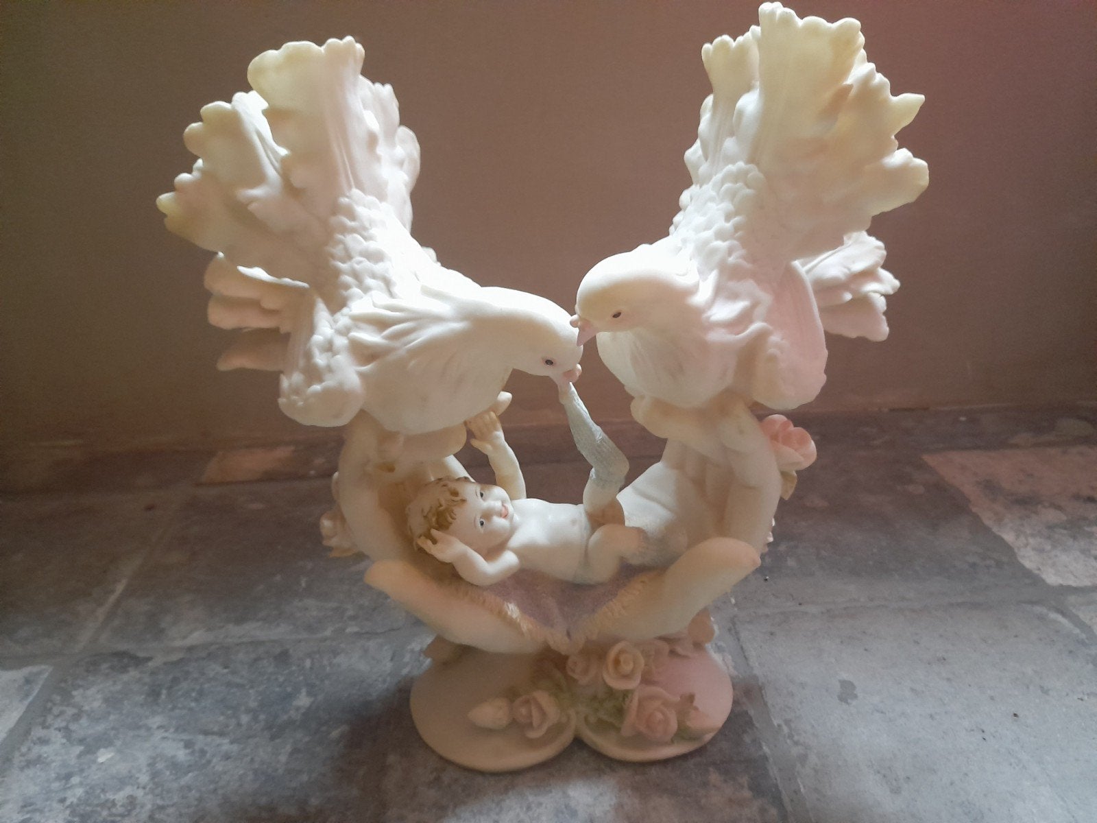 Prachtig vintage beeld vredesduiven, baby in handen, op hart, Ophalen