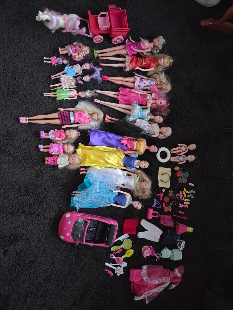 Grote partij Barbies met auto, koets en accessoires, Ophalen of Verzenden, Gebruikt, Barbie