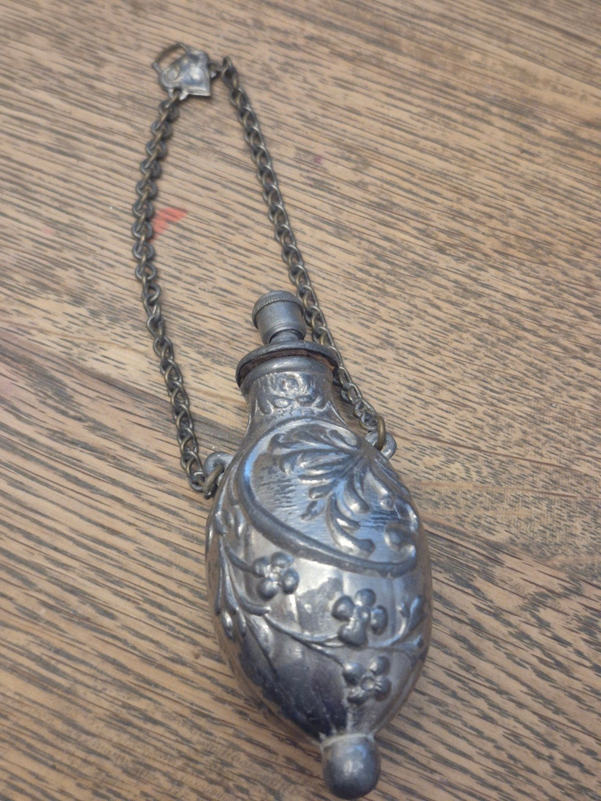 Antieke zilverkleurige parfumflesje met ketting, Ophalen of Verzenden