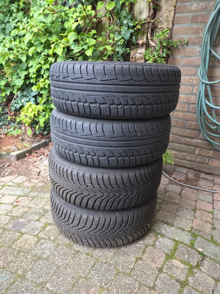 Winterbanden op velg Vredestein 2x en Kumho 2x: 195/60 R15, Ophalen, Gebruikt, 15 inch, Banden en Velgen