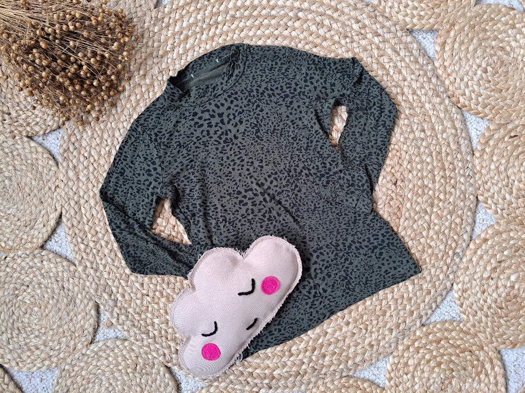 Groen met zwarte vlekjes shirtje maat 122, Ophalen of Verzenden, Gebruikt, Meisje, Shirt of Longsleeve