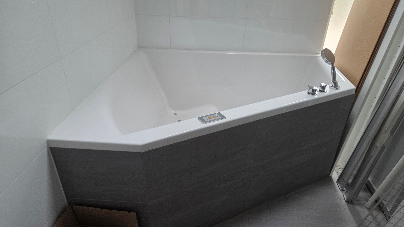Hoekbad met bubbels (whirlpool) en douchekop, Ophalen, Gebruikt, Chroom, Bad