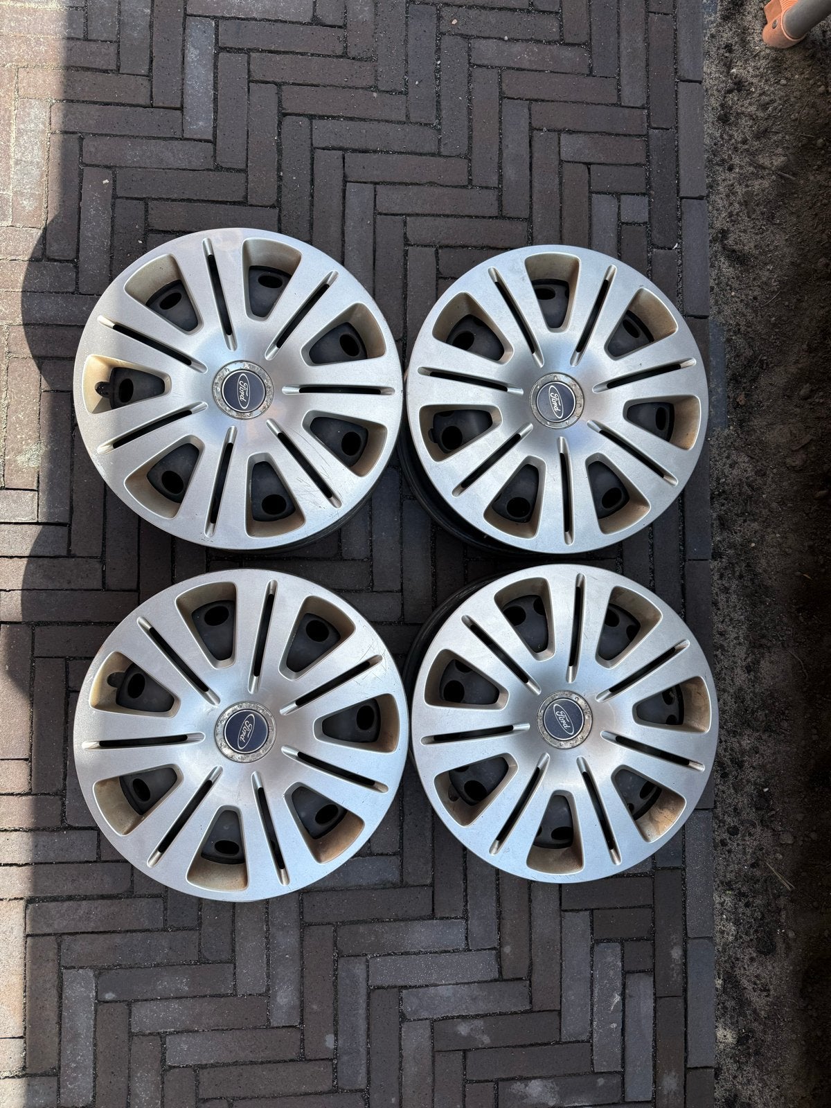 Vier stalen 16 inch velgen met Ford wieldoppen, Auto diversen, Ophalen, Gebruikt
