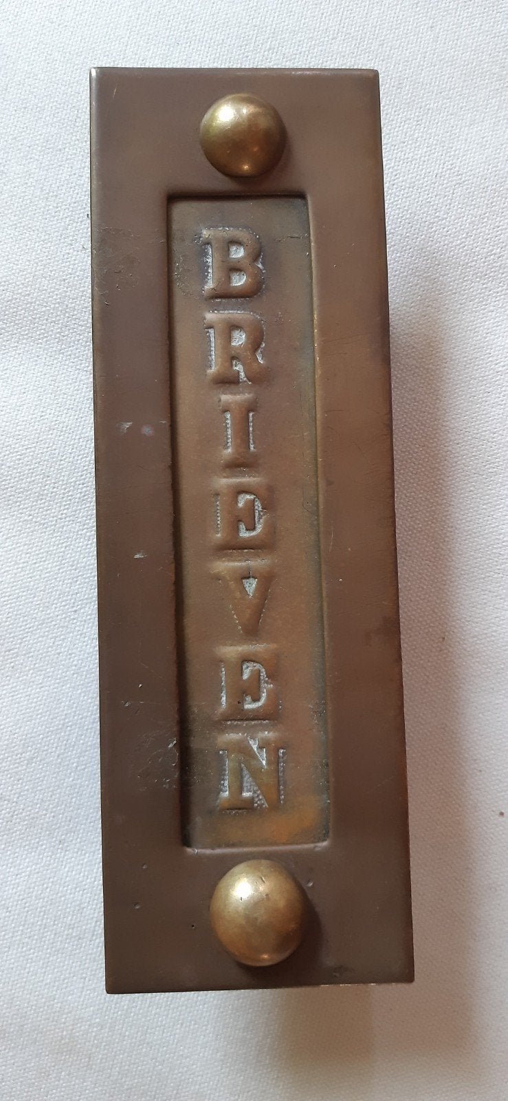 Art deco koperen brievenbus klep met opschrift en knopbouten, Tuin en Terras, Brievenbussen, Ophalen of Verzenden, Overige materialen