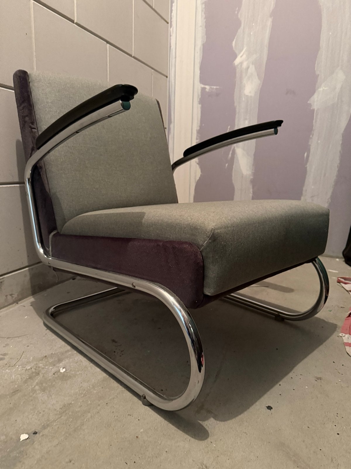 Gispen S411 stoel met bakelieten armleuningen, Huis en Inrichting, Stoelen, Gebruikt, Eén, Stof, Grijs, Ophalen